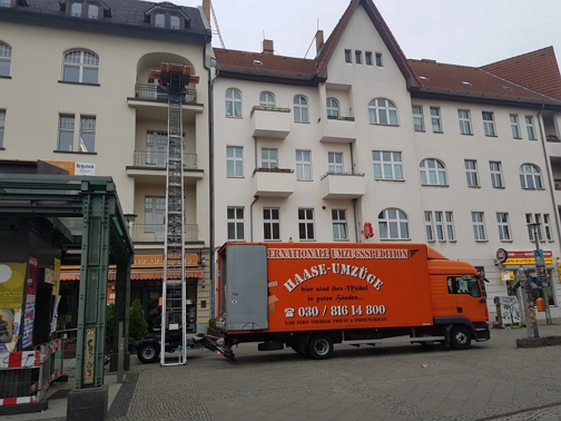 Haase Umzüge Berlin Treptow-Köpenick – Umzugshelfer beim Transport von Möbeln